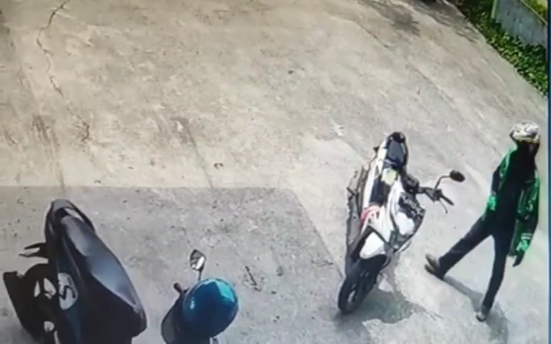 Kunci Tertinggal, Motor Karyawan di Palembang Dicuri Pria Berjaket Ojol 