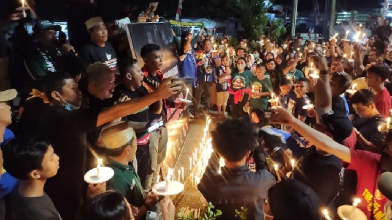 Ratusan Suporter di Manokwari Doa Bersama dan Nyalakan Lilin untuk Korban Tragedi Kanjuruhan