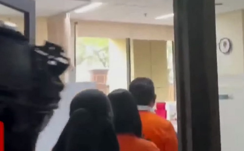 Penampakan Ferdy Sambo dan Putri Candrawathi Tiba di Bareskrim Pakai Baju Tahanan