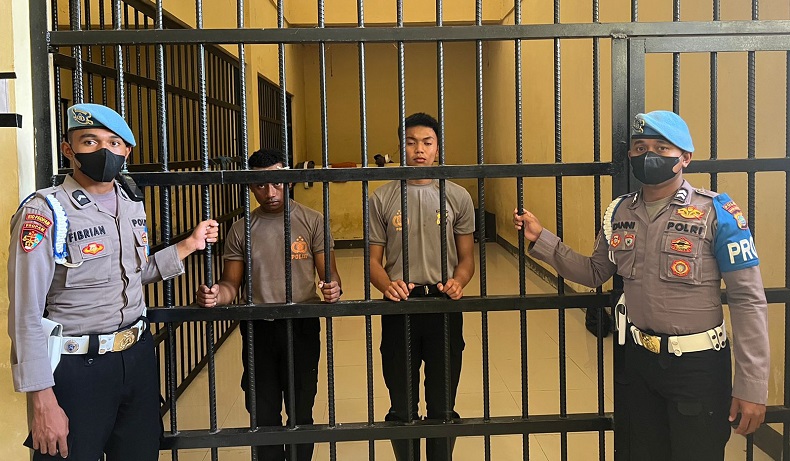 Disanksi Pemecatan, 2 Oknum Polisi Jilat Kue HUT TNI Ternyata Baru Lulus Pendidikan