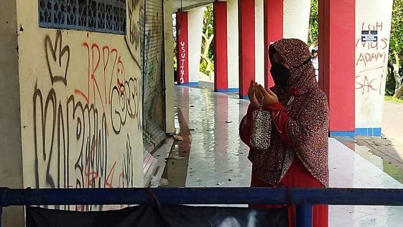 Cerita Pilu dan Kengerian di Pintu 13 Stadion Kanjuruhan, Bunga Duka Cita Bertebaran