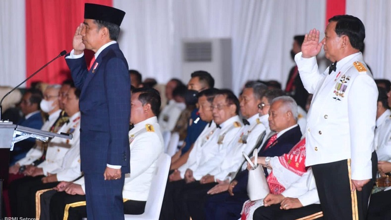 Jokowi Didampingi Prabowo Hadiri Upacara Parade Senja HUT TNI di Kemhan