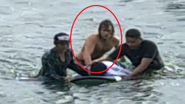 Tertangkap Kamera, Turis Asing Bantu Evakuasi Mahasiswa Tenggelam di Pantai Klui