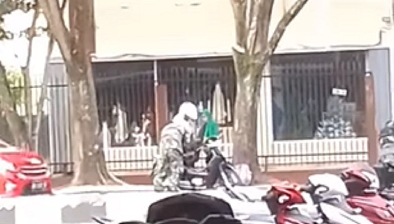 Viral Anggota TNI Bantu Ibu-Ibu Perbaiki Motor Mogok, Netizen: Panjang Umur Orang Baik!
