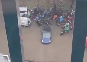 Viral Mobil Tesla Terendam Banjir di TB Simatupang Jaksel, Netizen: Konslet Nih