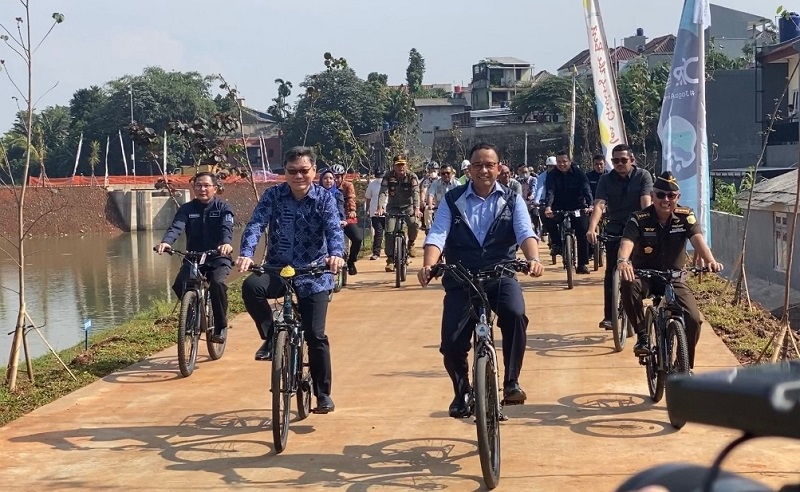 Potret Anies Bersepeda di Waduk Brigif Jagakarsa usai Resmikan 3 Ruang Limpah Sungai Jakarta
