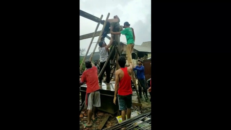 Kuli Bangunan Tersambar Petir saat Bongkar Rumah di Tuban, 2 Tewas 1 Luka Parah