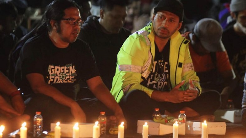 Momen Haru Bonek Doa Bersama di Pintu 13 Stadion Kanjuruhan