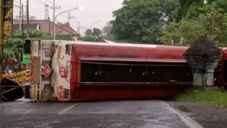 Polisi Usut Pemasok Narkoba ke Sopir Truk Pengangkut BBM yang Terguling di Blitar