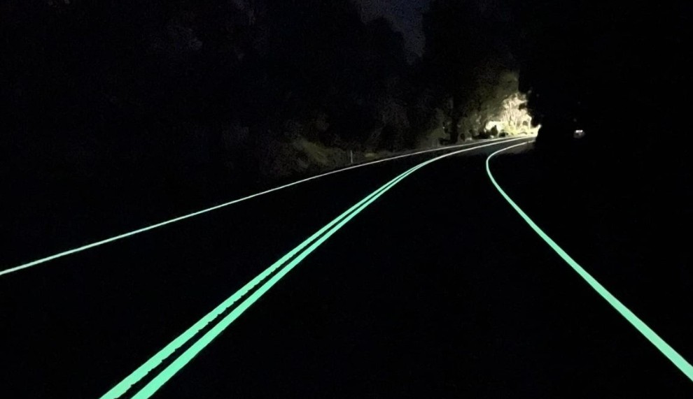 Canggih, Garis Jalan di Desa Ini Bisa Menyala pada Malam Hari seperti Film Fiksi