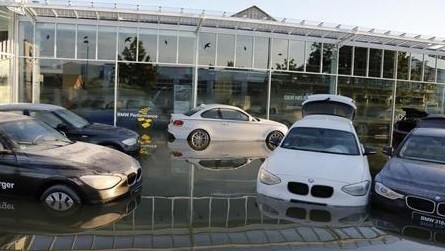 Nekat Terobos Banjir, Perhatikan Bagian Mobil Ini agar Tidak Mogok di Jalan