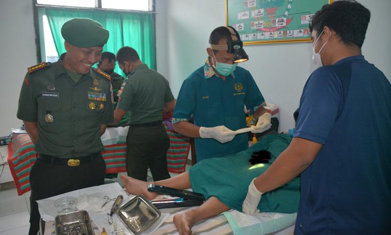 Danrem Makutarama Tersenyum Lihat Ekspresi Anak-anak saat Mengikuti Sunatan Massal