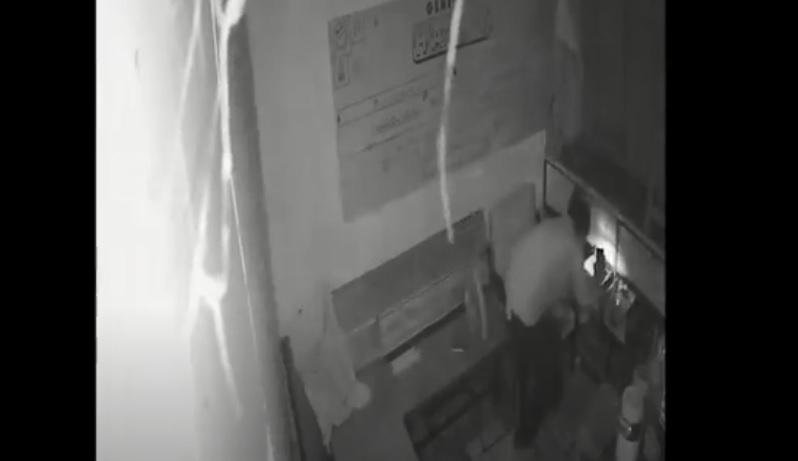 Viral Video Aksi Pencurian di Toko Kelontong Makassar, Pelaku Gasak Emas 30 Gram, HP, dan Uang