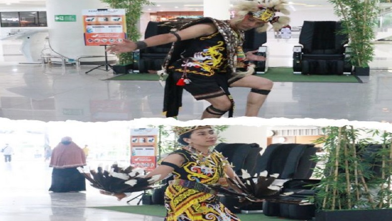 Para Penari Dayak Meratus Tampil di Bandara Syamsudin Noor Sambut Para Penumpang