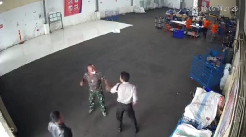 Viral Pria Diduga TNI Memukuli Sekuriti Gudang, Kapuspen: Kita Telusuri