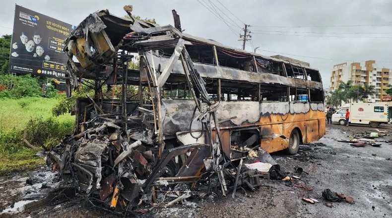 Tabrak Tanki Solar, Bus Sarat Penumpang Terbakar Hebat