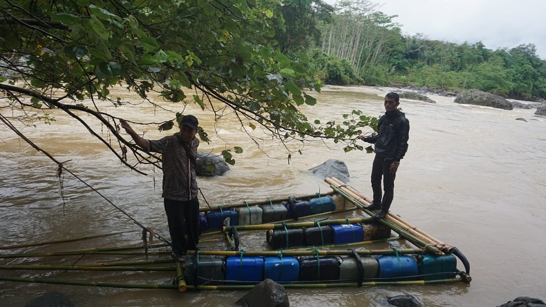 Jembatan Merah Putih Putus Tak Kunjung Diperbaiki, Warga Garut Buat Rakit Darurat