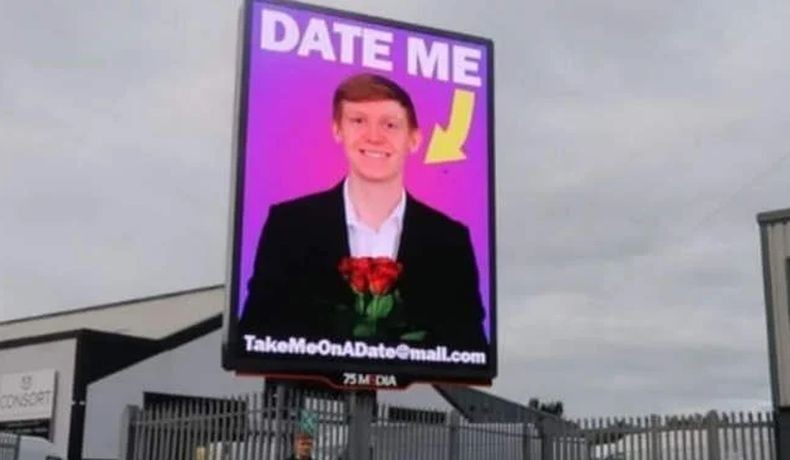 Putus Asa Tak Laku-Laku, Pria Ini Pasang Iklan di Billboard Cari Pasangan