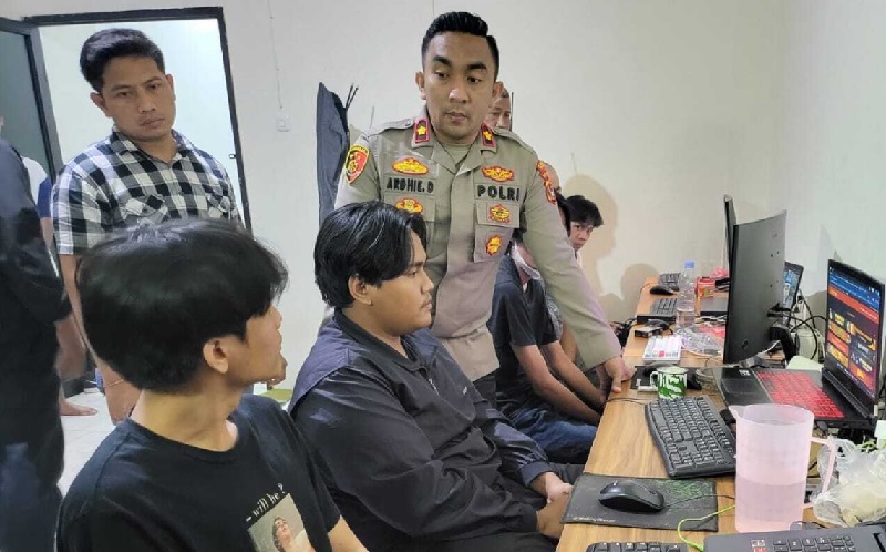 Markas Judi Online di Cengkareng Digerebek Polisi, 5 Operator Tertangkap Basah