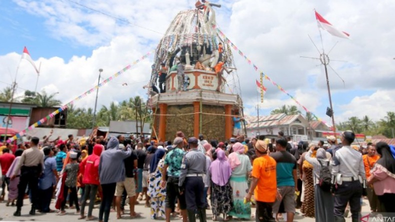 Meriahkan Maulid Nabi, Warga Gorontalo Rela Berebut Beragam Kudapan di Tolangga 