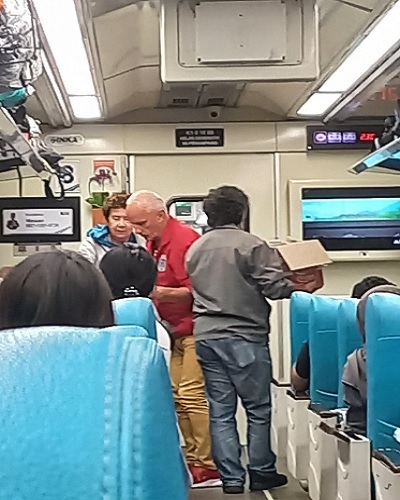 Viral Penumpang Bagikan Makanan Usai Menunggu 8,5 Jam, KAI Minta Maaf 