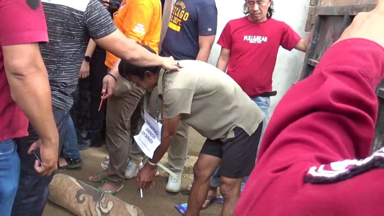 Rekonstruksi Pembunuhan Way Kanan, Erwin Cium Jenazah Zahra sebelum Dibuang ke Septic Tank