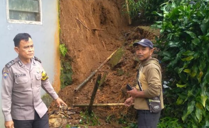 Kawasan Puncak Bogor Diguyur Hujan Deras, Jalan Alternatif Megamendung Tertutup Longsor