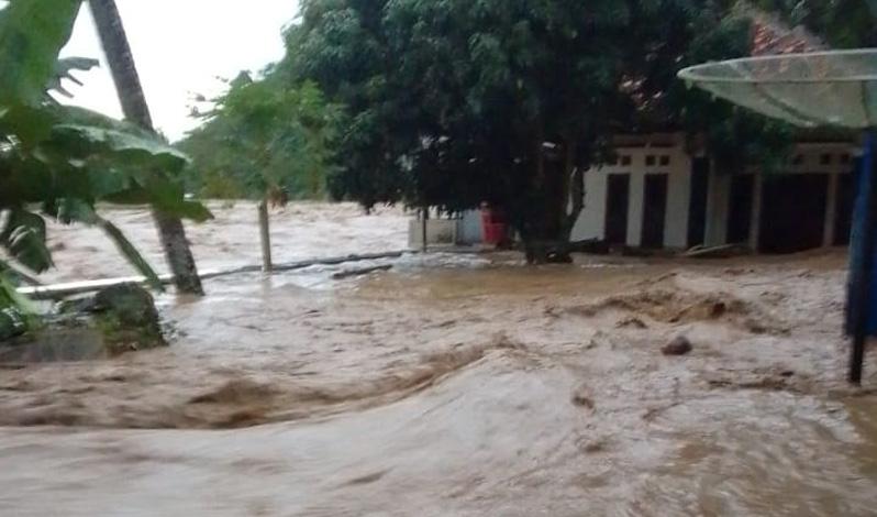 Diguyur Hujan Deras, Sungai Cibareno Meluap, Puluhan Rumah Terendam Banjir