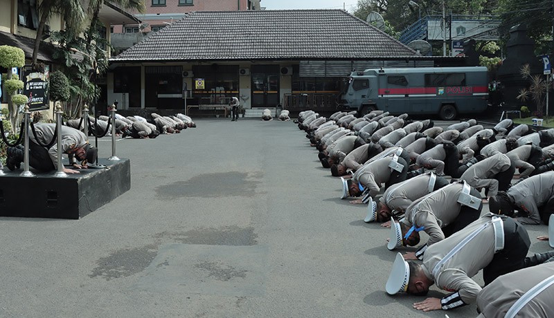 Jajaran Polresta Malang Sujud Massal Minta Maaf Atas Tragedi Kanjuruhan