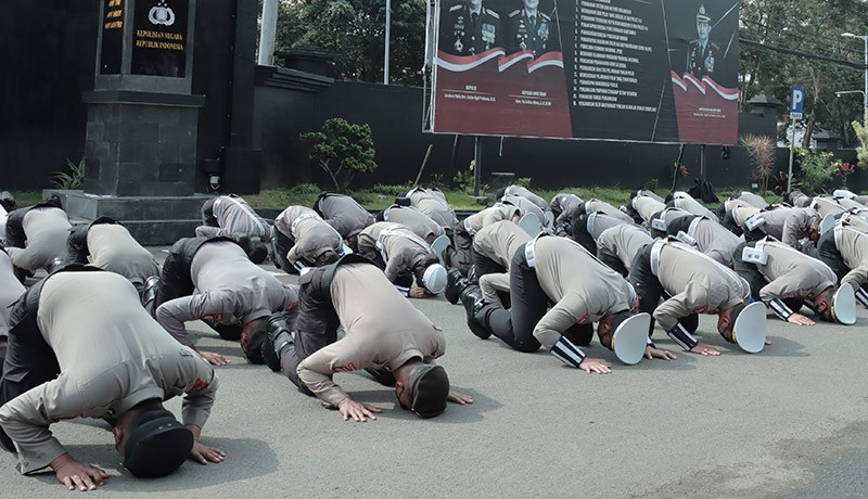 Polisi Sujud Massal Minta Maaf Tragedi Kanjuruhan, Anggota DPR: Langkah Seperti Ini Perlu Dilakukan