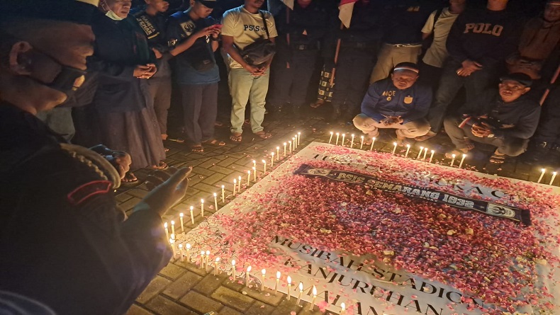 Brimob Bersama Suporter PSIS Semarang Gelar Doa Bersama untuk Korban Kanjuruhan
