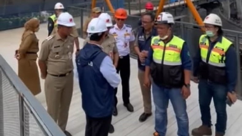 Anies Sidak Pembangunan Skybridge Penghubung Halte Velbak dengan Stasiun Kebayoran