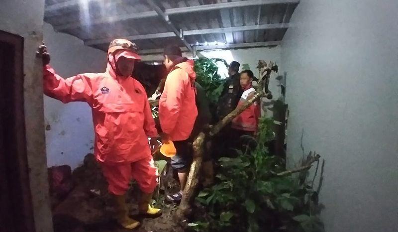 Tebing Longsor Timpa Rumah di Desa Jembangan Banjarnegara, 5 Warga Luka-luka