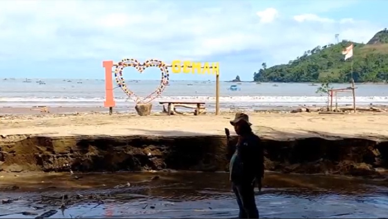 Kawasan Wisata Pantai Gemah Tulungagung Rusak Parah Diterjang Banjir Bandang