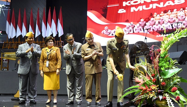 Momen Hangat Prabowo Dampingi Jokowi Buka Kongres Legiun Veteran dan Munas Istri Veteran