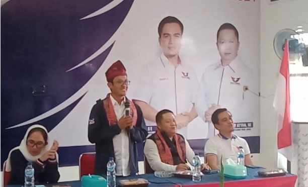 Kader Cantik Ini Dapat Hadiah dari Sekjen Ahmad Rofiq Usai Nyanyikan Mars Perindo