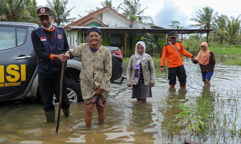  Banjir Cilacap Surut, Warga Cek Kesehatan Keluhkan Pegal, Diare, Gatal dan Batuk Pilek