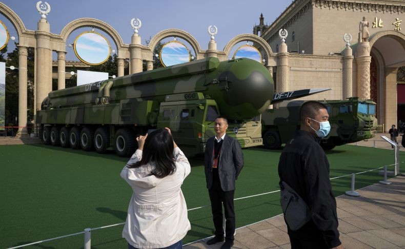 Jarang Terjadi China Pamerkan 2 Rudal Balistik dan Drone Canggih ke Publik, Ada Apa?