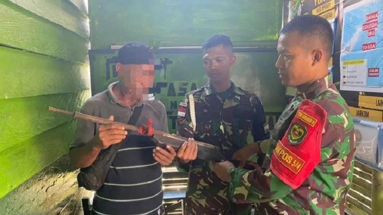 Warga Ini Serahkan Senjata Rakitan ke Prajurit TNI, Selama Ini Disimpan di Kebun
