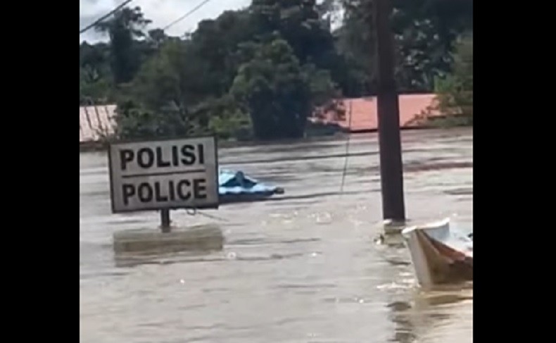 Penampakan Banjir di Ketapang Kalbar, Kantor Polisi Nyaris Tenggelam