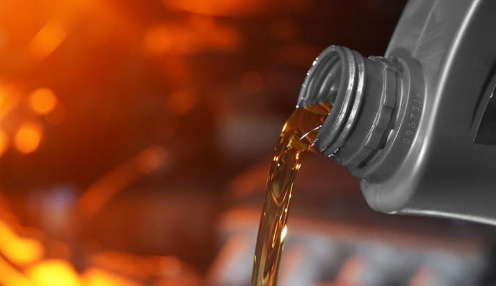 Jangan Coba-Coba Motor Matic Pakai Oli Mobil, Ini yang Akan Terjadi