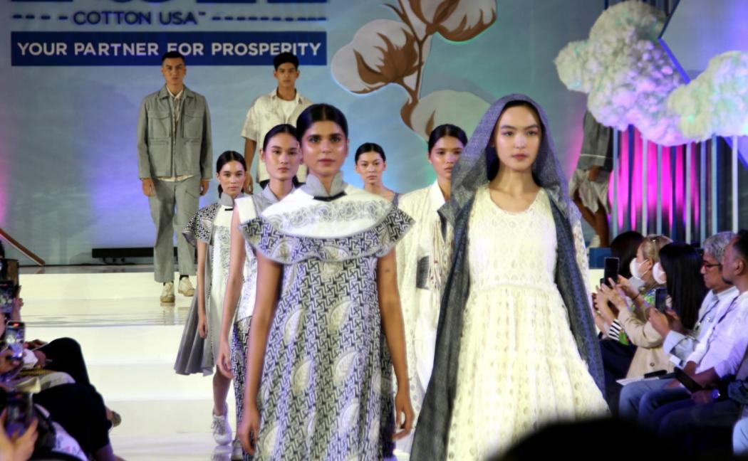 12 Brand Lokal Unjuk Gigi di Fashion Show Cotton Day 2022, Ada Tren Busana Katun untuk Musim Hujan