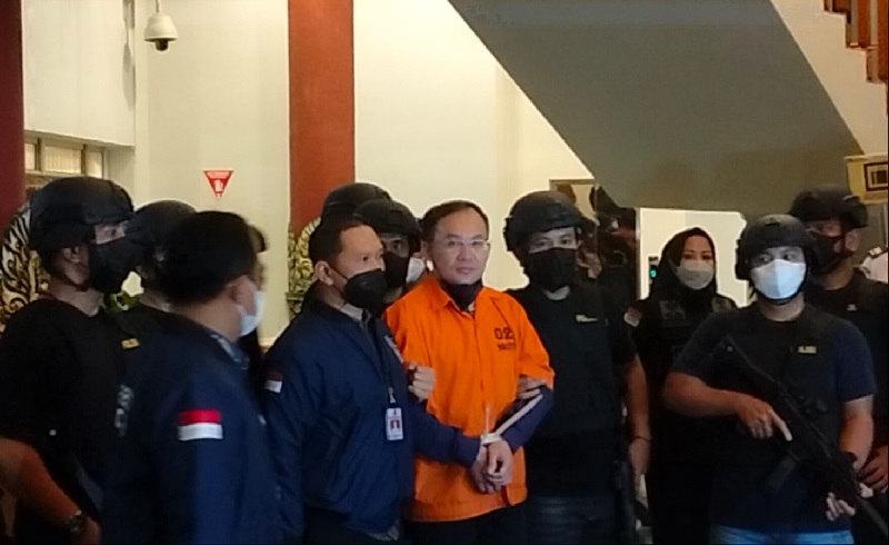 Penampakan Bandar Judi Online Apin BK Tiba di Indonesia, Langsung Pakai Baju Tahanan