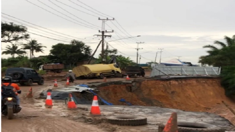 Diguyur Hujan, Jalan Provinsi Longsor di Balangan Sepanjang 100 Meter