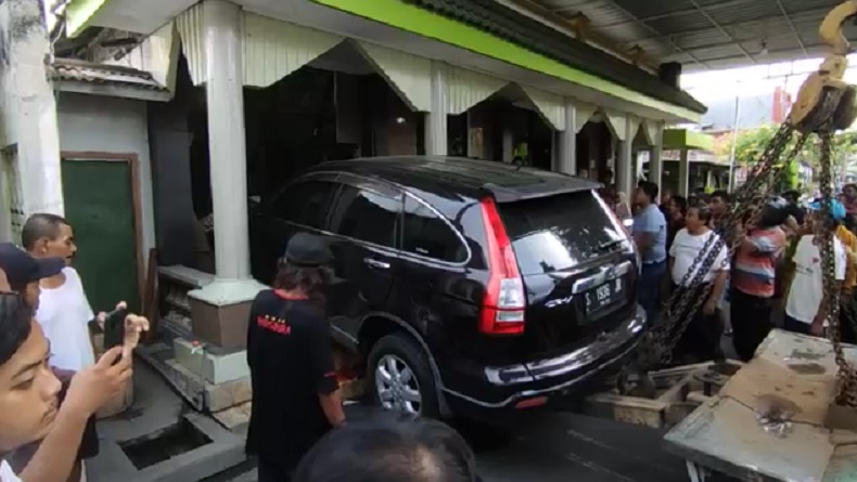 Mobil Hantam Mushola di Lamongan, Pengemudi Tewas