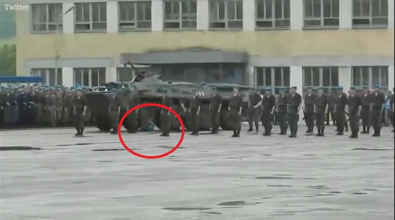 Kendaraan Lapis Baja Rusia Lindas Tentara saat Upacara Militer, Ceroboh? 