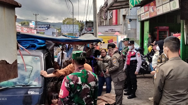 Tetap Membandel, PKL di Lembang KBB Ditertibkan, Pedagang Sempat Menolak