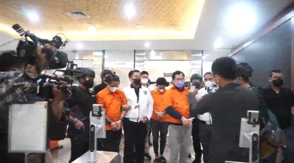 Dengan Tangan Terikat, 3 DPO Judi Online dari Kamboja Tiba di Bareskrim 