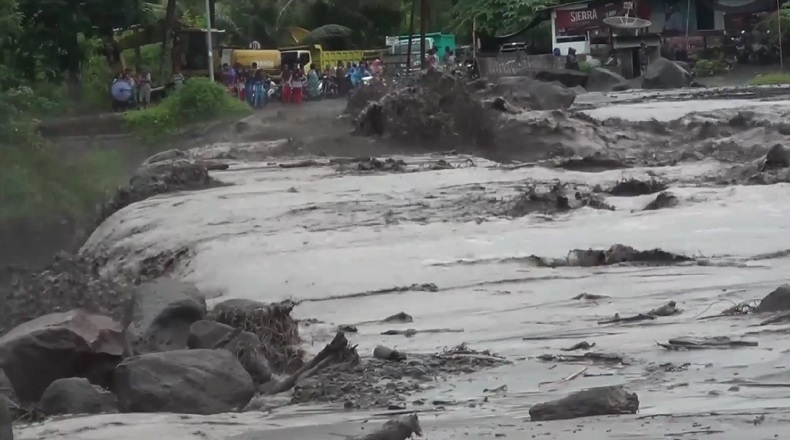 Banjir Lahar Dingin Terjang Lumajang, Warga Antre Berjam-jam untuk Melintasi Jembatan