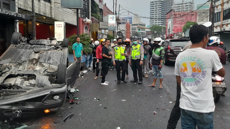 Gempar, Honda Brio Ugal-Ugalan Tabrak 2 Mobil lalu Terguling di Jalan A Yani Bandung